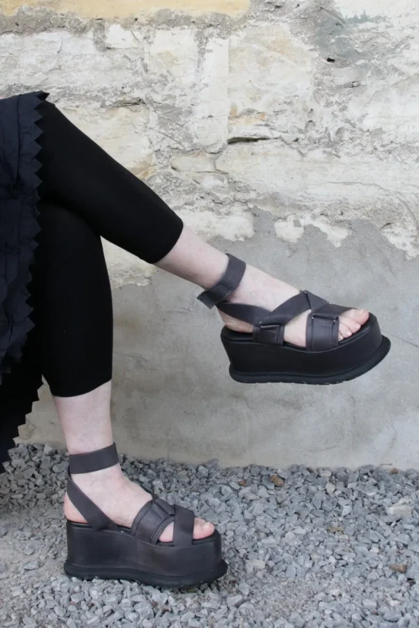 Sandalen*LOFINA Plateau-Sandale mit Wickelschnalle in schwarz 2023 - softes Leder